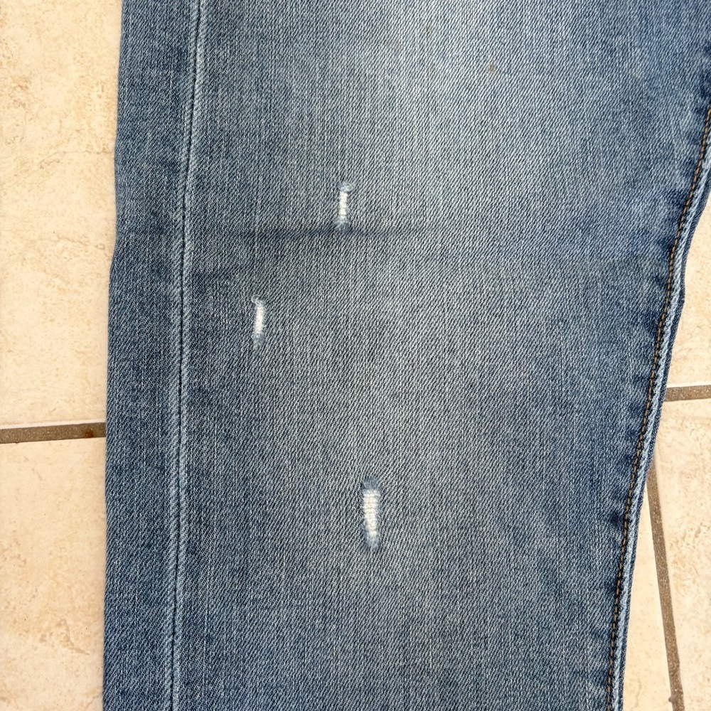 Levi's Straight Leg Jeans in Medium Blue with Distressed Detailing - Picture 6 of 7